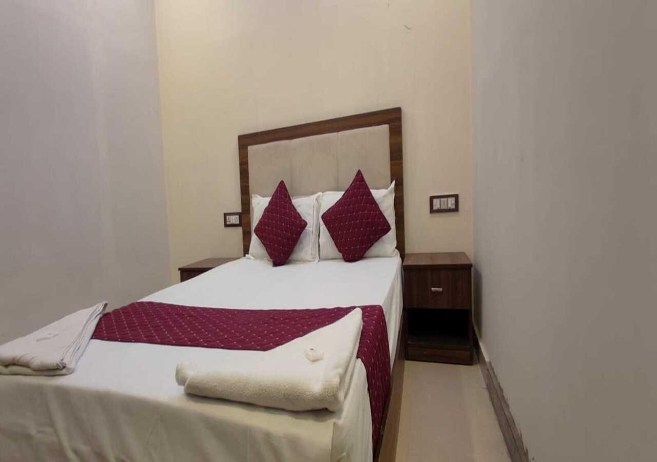 OYO 43474 Hotel Blue Sky Mumbai Exterior foto